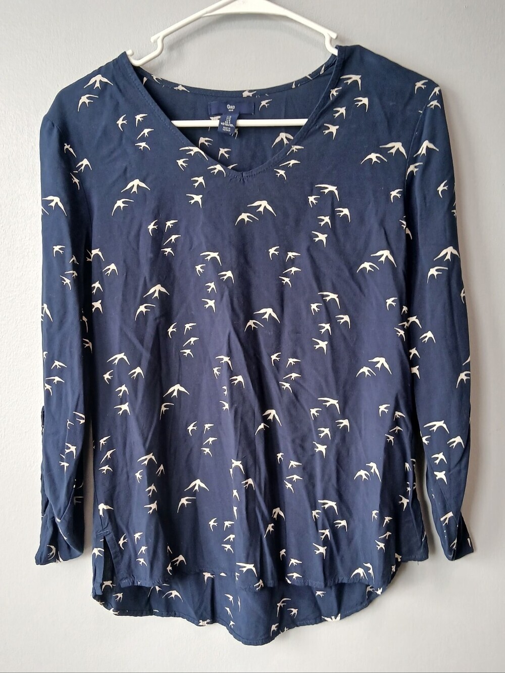 GAP Navy Long-Sleeve V-Neck Top with White Bird Print Womens Small